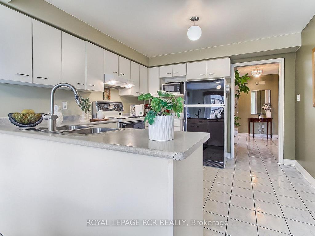 









611


Gagnon

Place,
Newmarket,




ON
L3X 1V8

