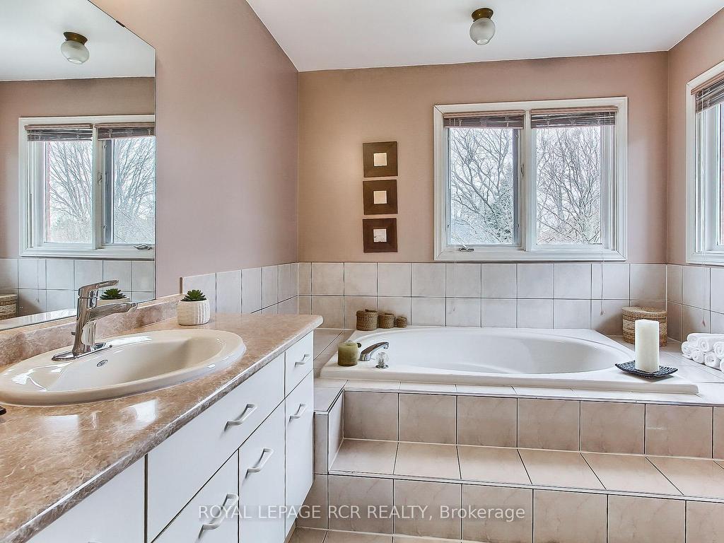 









611


Gagnon

Place,
Newmarket,




ON
L3X 1V8

