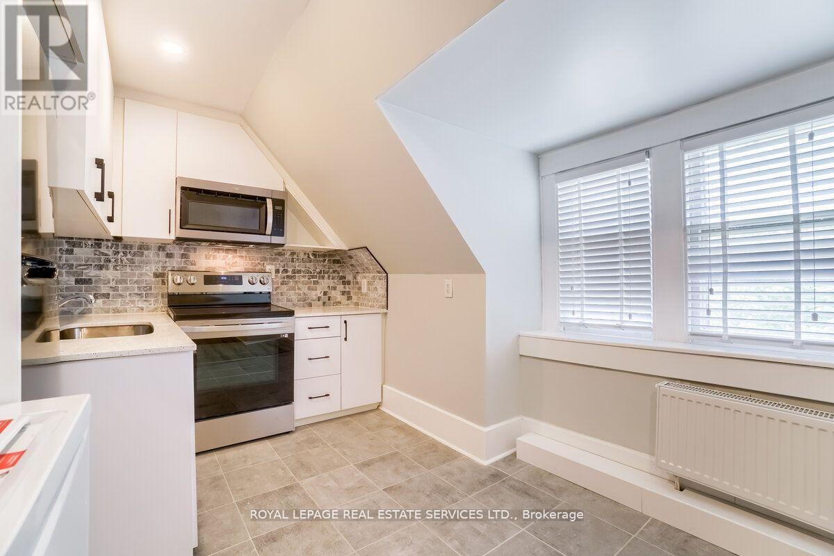 












31 TYNDALL AVENUE

,
Toronto,




Ontario
M6K2E9

