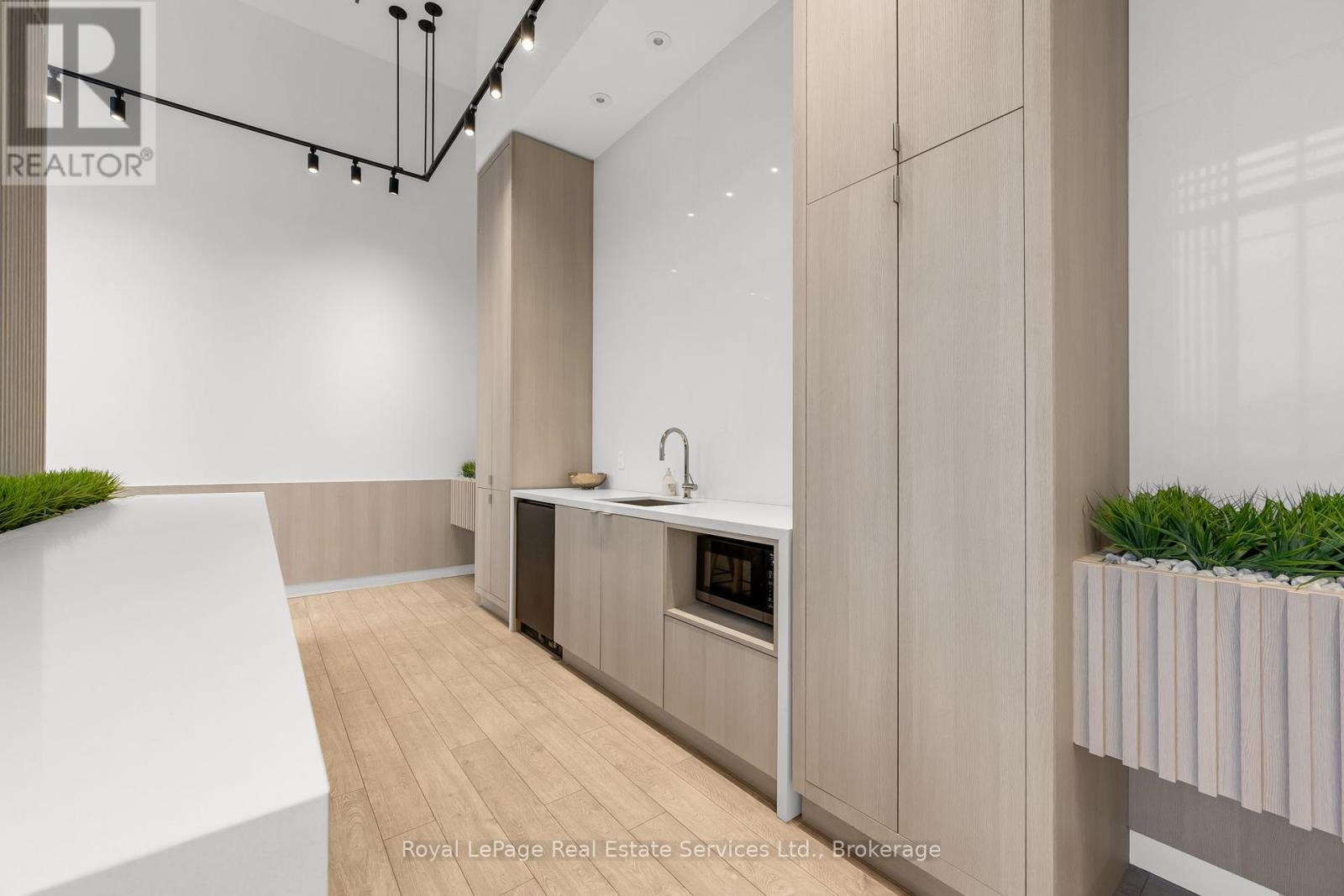 












1104 - 28 ANN STREET

,
Mississauga (Port Credit),




Ontario
L5G0E1

