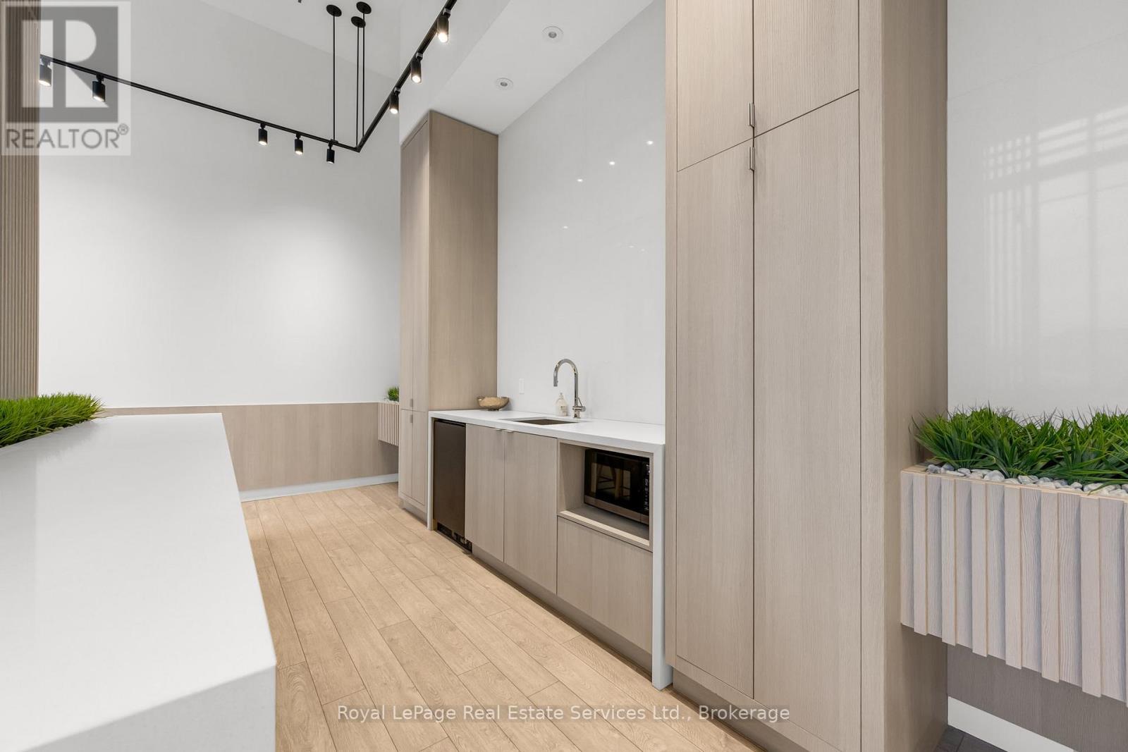 












720 - 28 ANN STREET

,
Mississauga (Port Credit),




Ontario
L5G0E1

