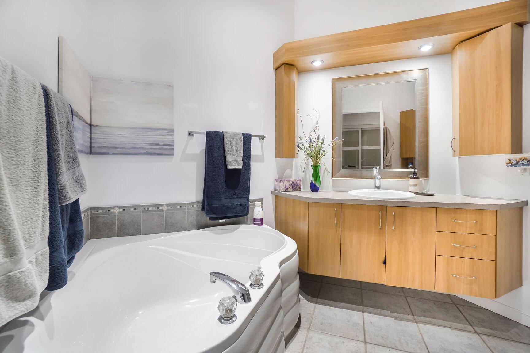 









275


Rue Upper Edison

, 105,
Saint-Lambert,




QC
J4R2W1


