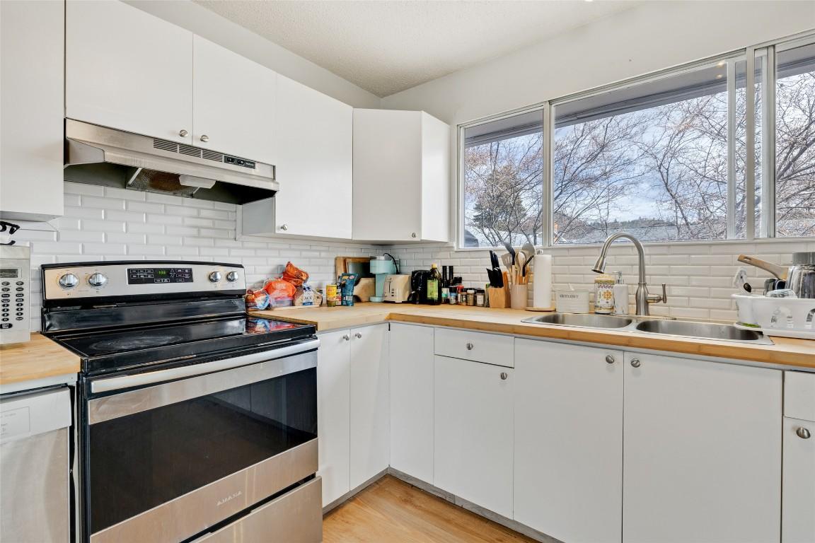 









941


Tronson

Drive,
Kelowna,




BC
V1Y 4C9

