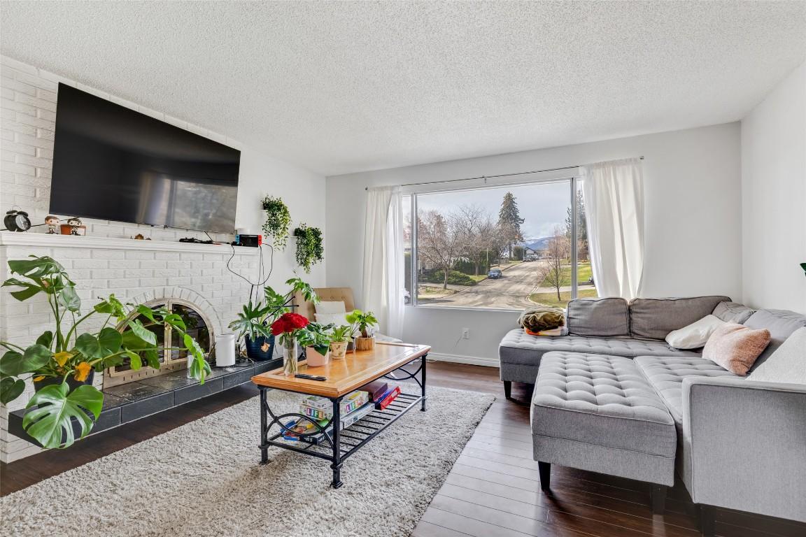 









941


Tronson

Drive,
Kelowna,




BC
V1Y 4C9

