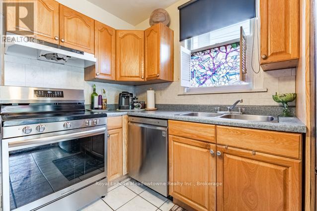 












60 CAMERON AVENUE S

,
Hamilton (Bartonville),




Ontario
L8K2X2

