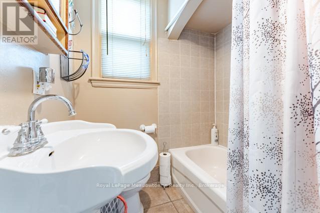 












60 CAMERON AVENUE S

,
Hamilton (Bartonville),




Ontario
L8K2X2

