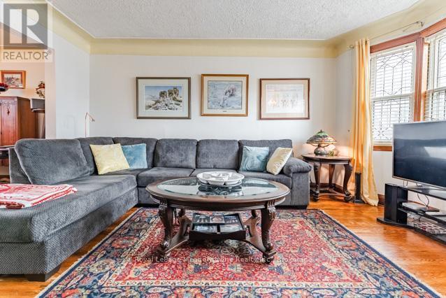 












60 CAMERON AVENUE S

,
Hamilton (Bartonville),




Ontario
L8K2X2


