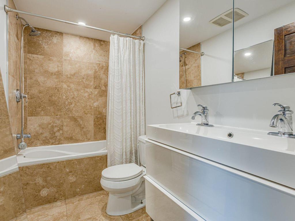 









4673

 - 4679


Av. Coloniale

,
Montréal (Le Plateau-Mont-Royal),




QC
H2T1W1

