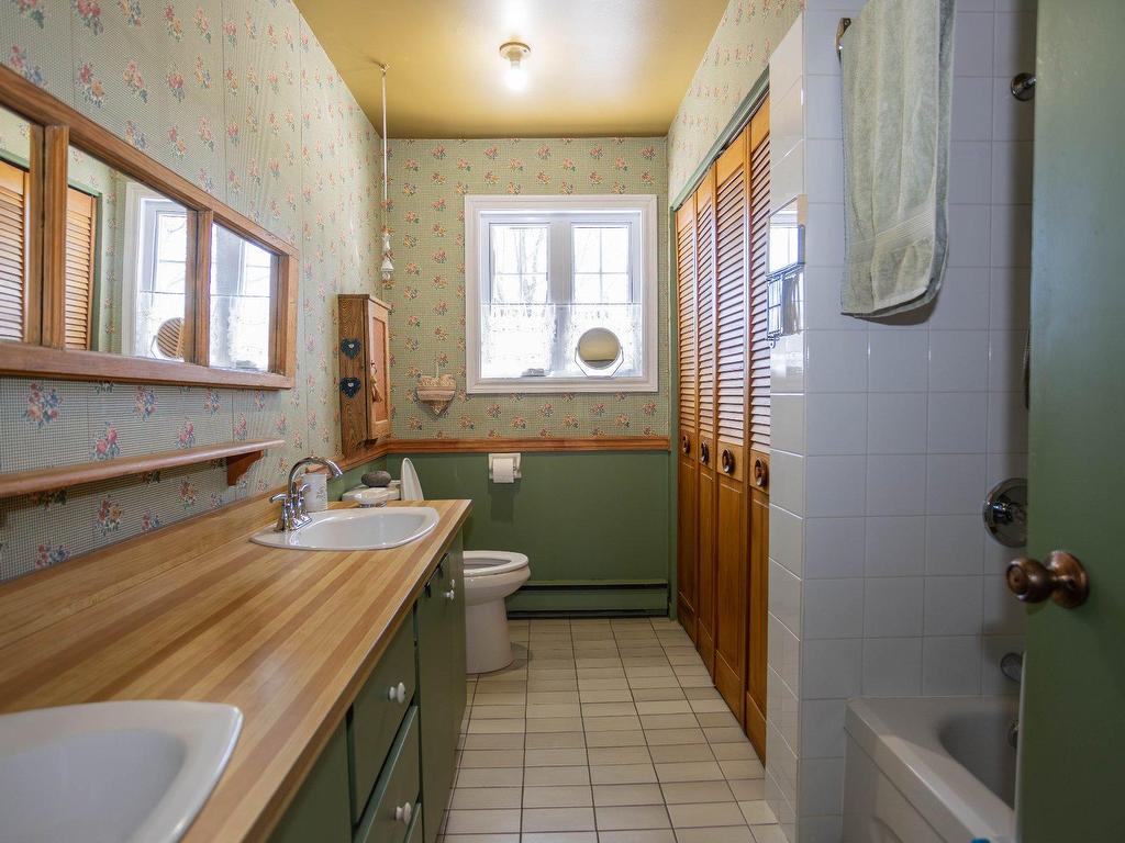 









2212


Av. Desaulniers

,
Shawinigan,




QC
G9N7N8

