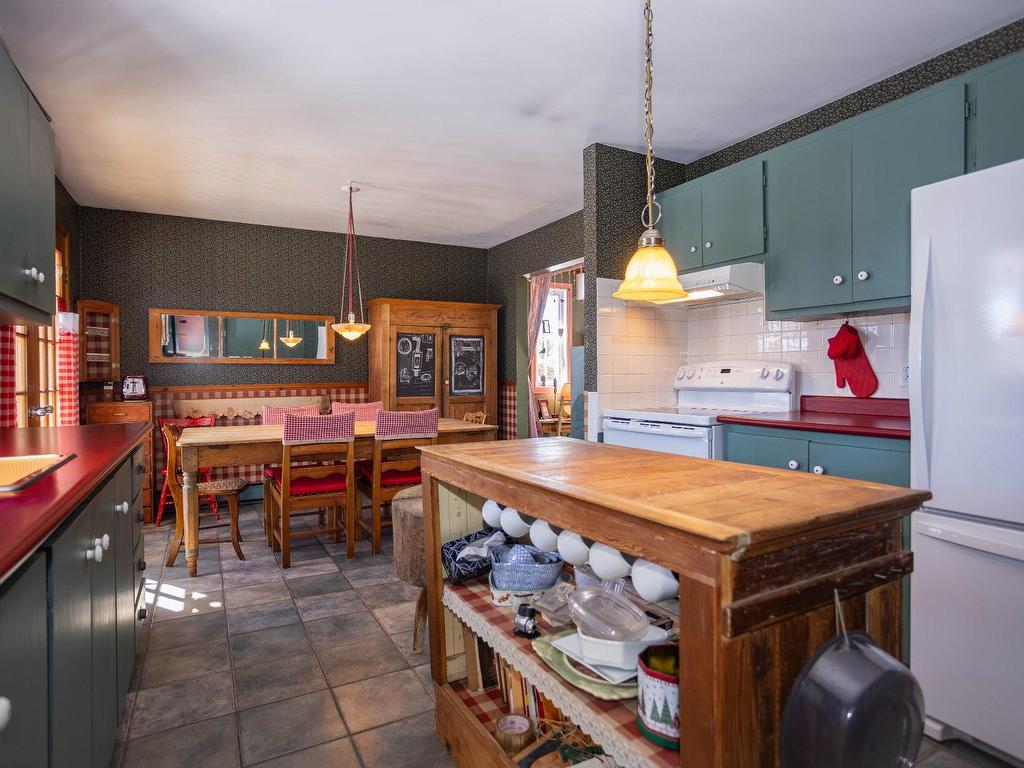 









2212


Av. Desaulniers

,
Shawinigan,




QC
G9N7N8


