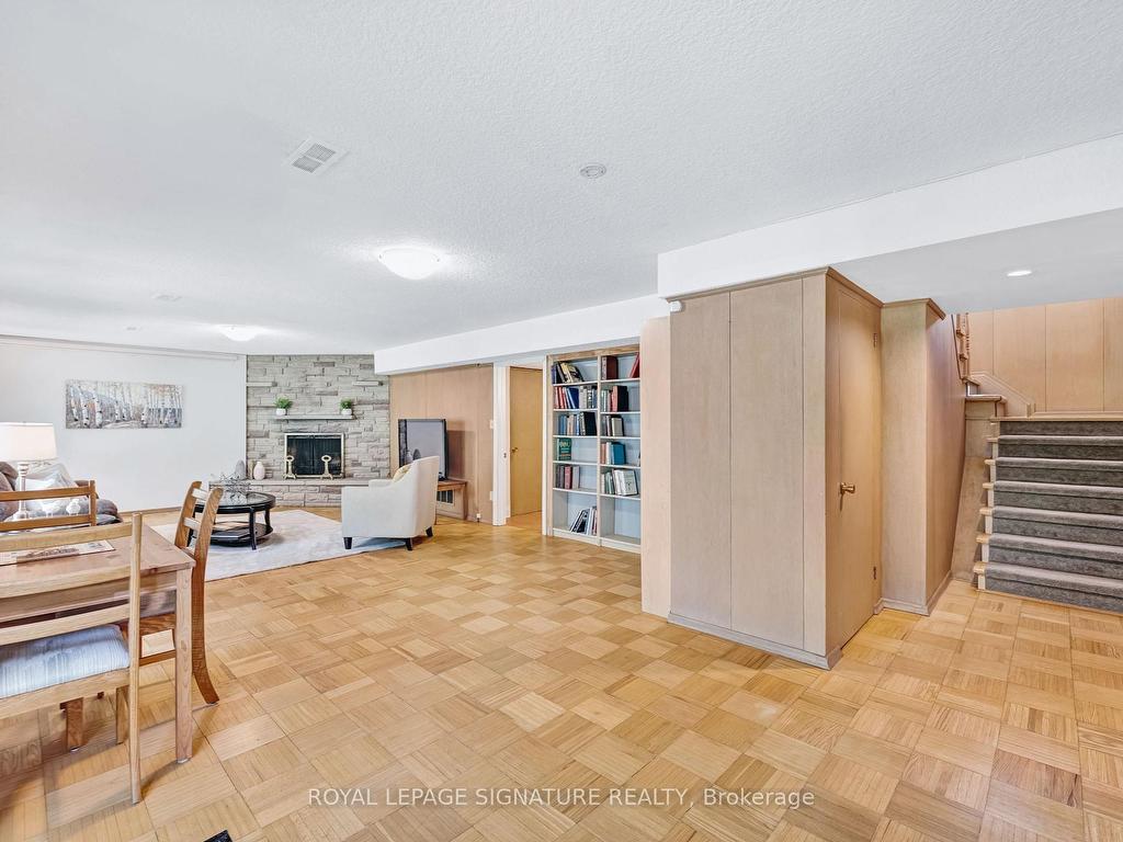









30


Hi Mount

Drive,
Toronto,




ON
M2K 1X5

