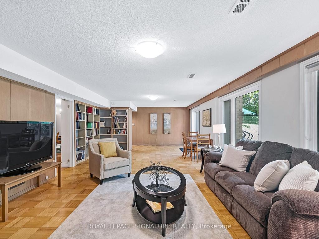 









30


Hi Mount

Drive,
Toronto,




ON
M2K 1X5

