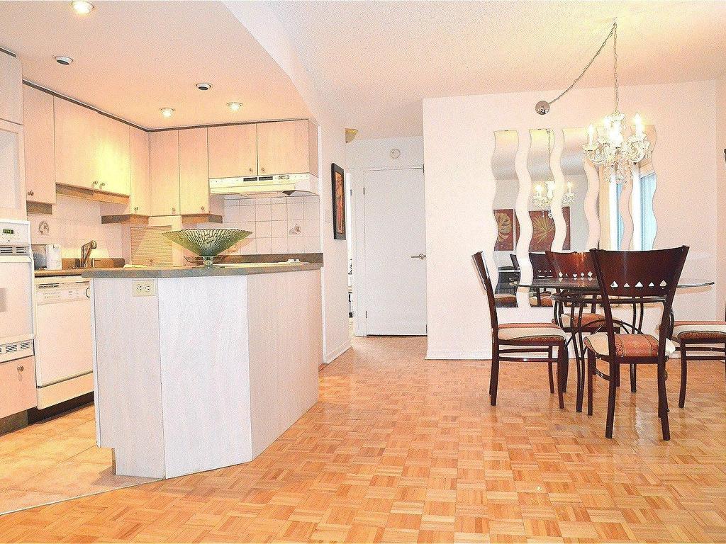 









3470


Rue Simpson

, 712,
Montréal (Ville-Marie),




QC
H3G2J5

