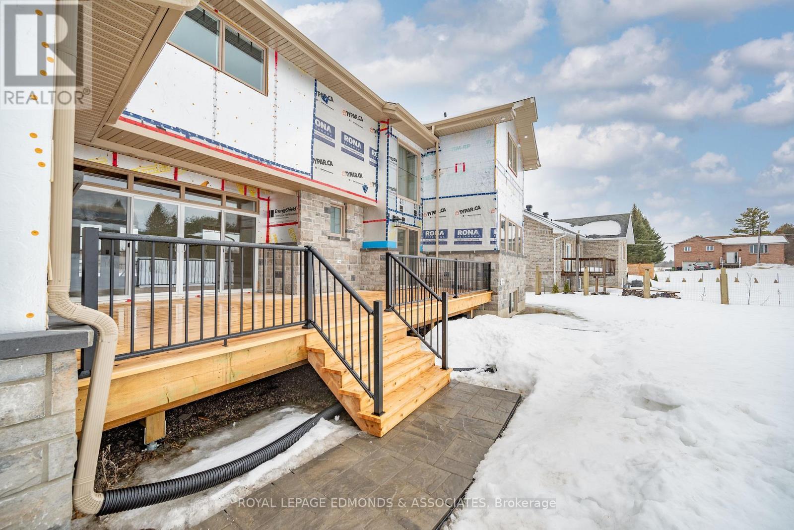 












14 FAIRWAY DRIVE N

,
Petawawa,




Ontario
K8A8N2

