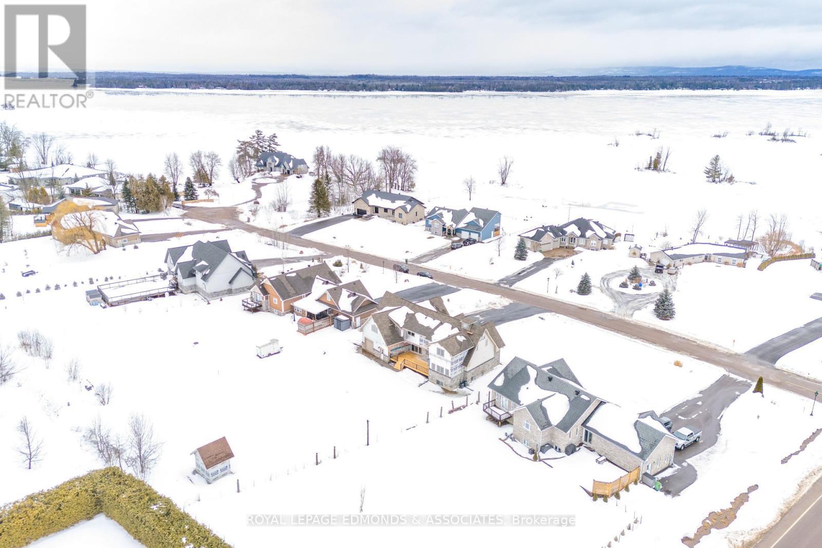 












14 FAIRWAY DRIVE N

,
Petawawa,




Ontario
K8A8N2

