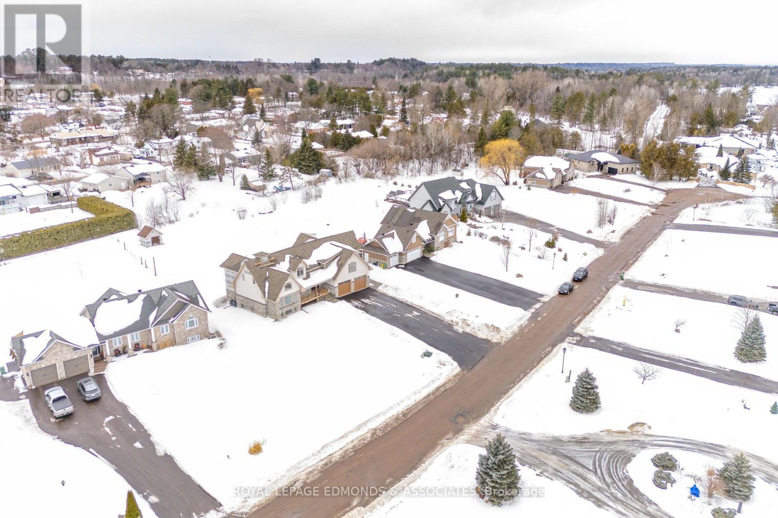 












14 FAIRWAY DRIVE N

,
Petawawa,




Ontario
K8A8N2

