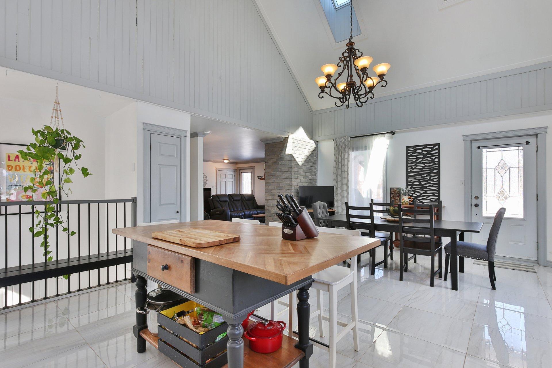 









4451


Rue René-Dumas

,
Carignan,




QC
J3L4A7

