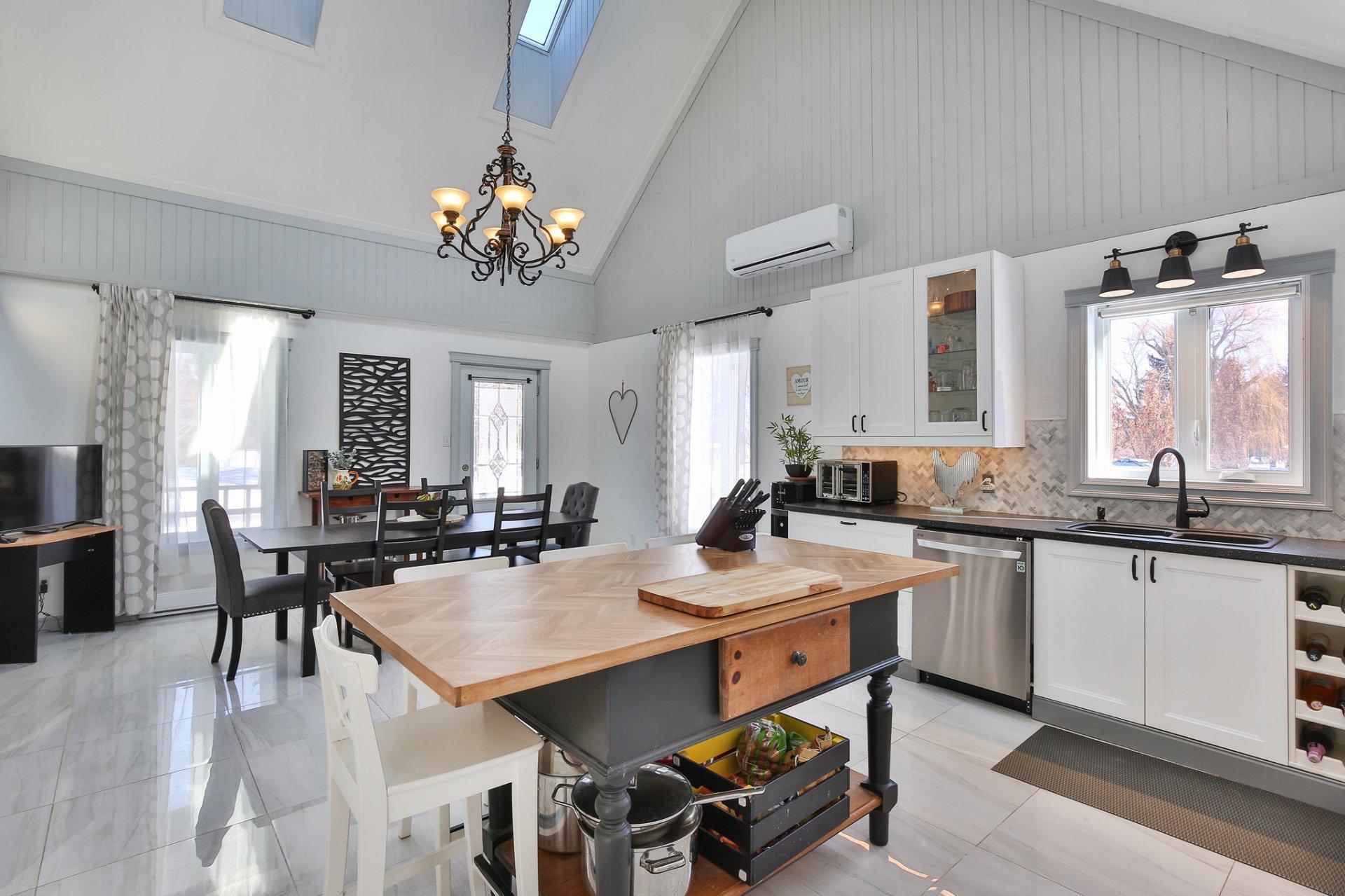 









4451


Rue René-Dumas

,
Carignan,




QC
J3L4A7

