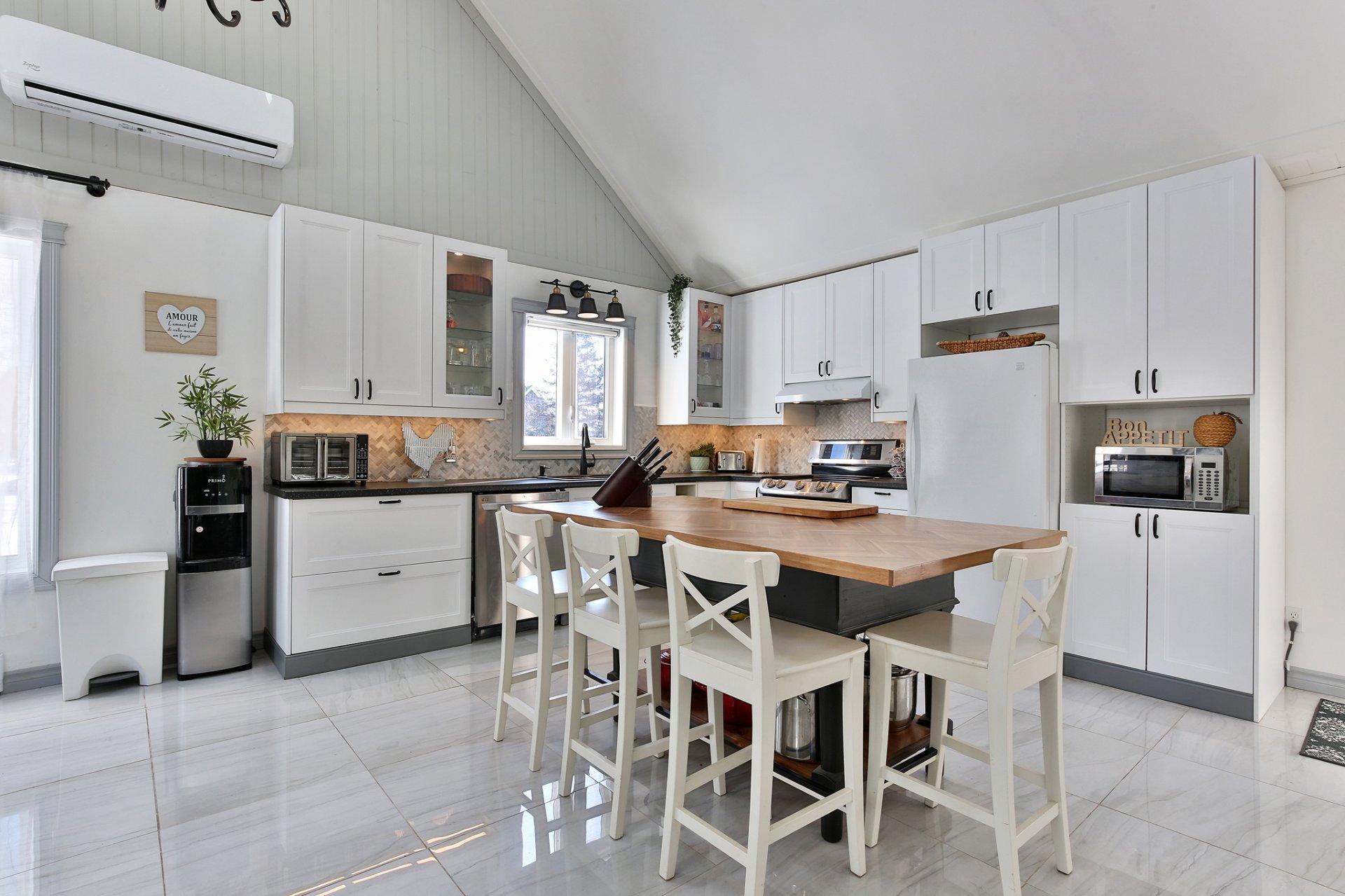 









4451


Rue René-Dumas

,
Carignan,




QC
J3L4A7

