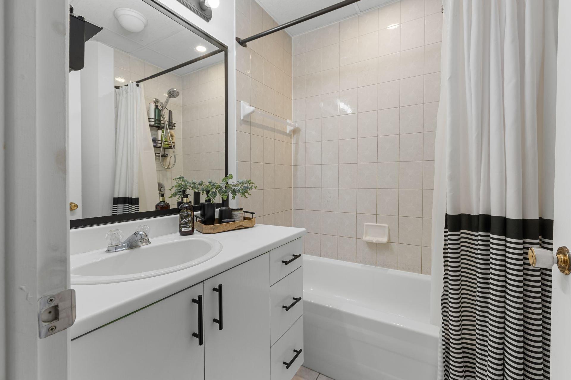 









1012


Rue Principale

,
Saint-Agapit,




QC
G0S1Z0

