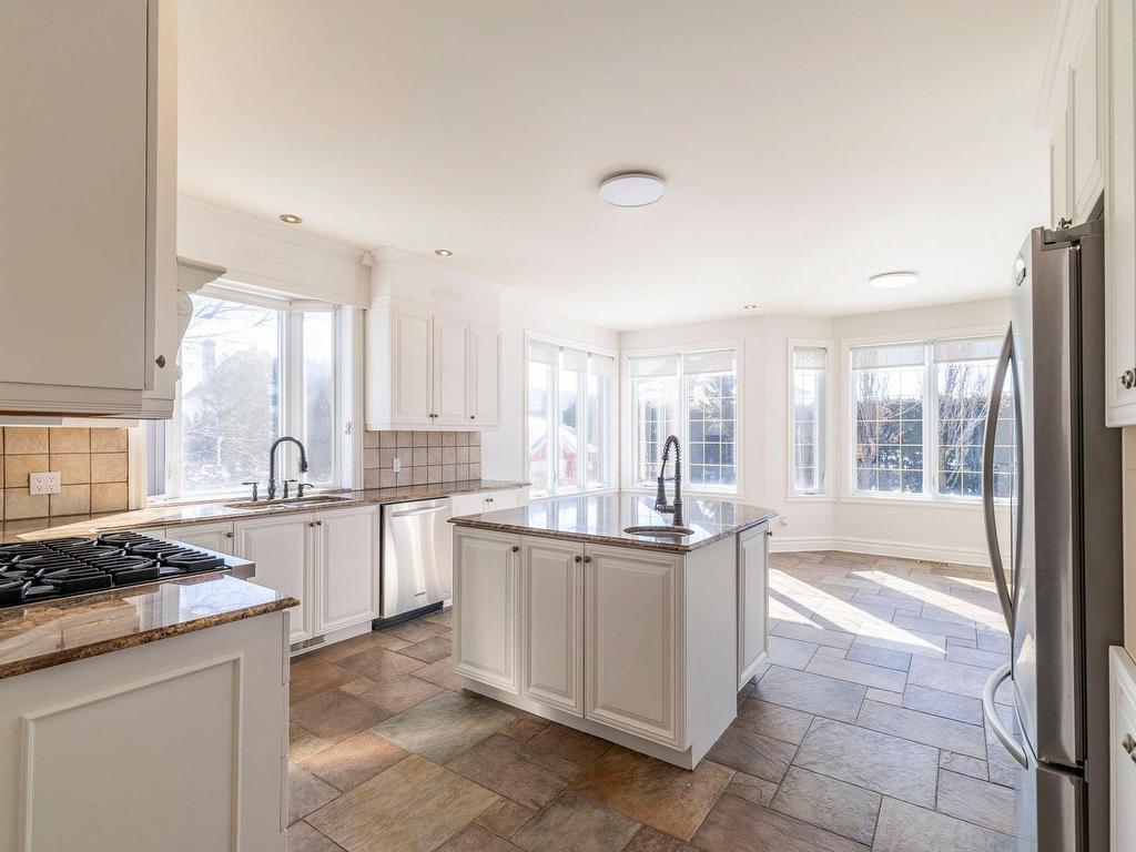 









3695


Rue de Loreto

,
Brossard,




QC
J4Y3G6

