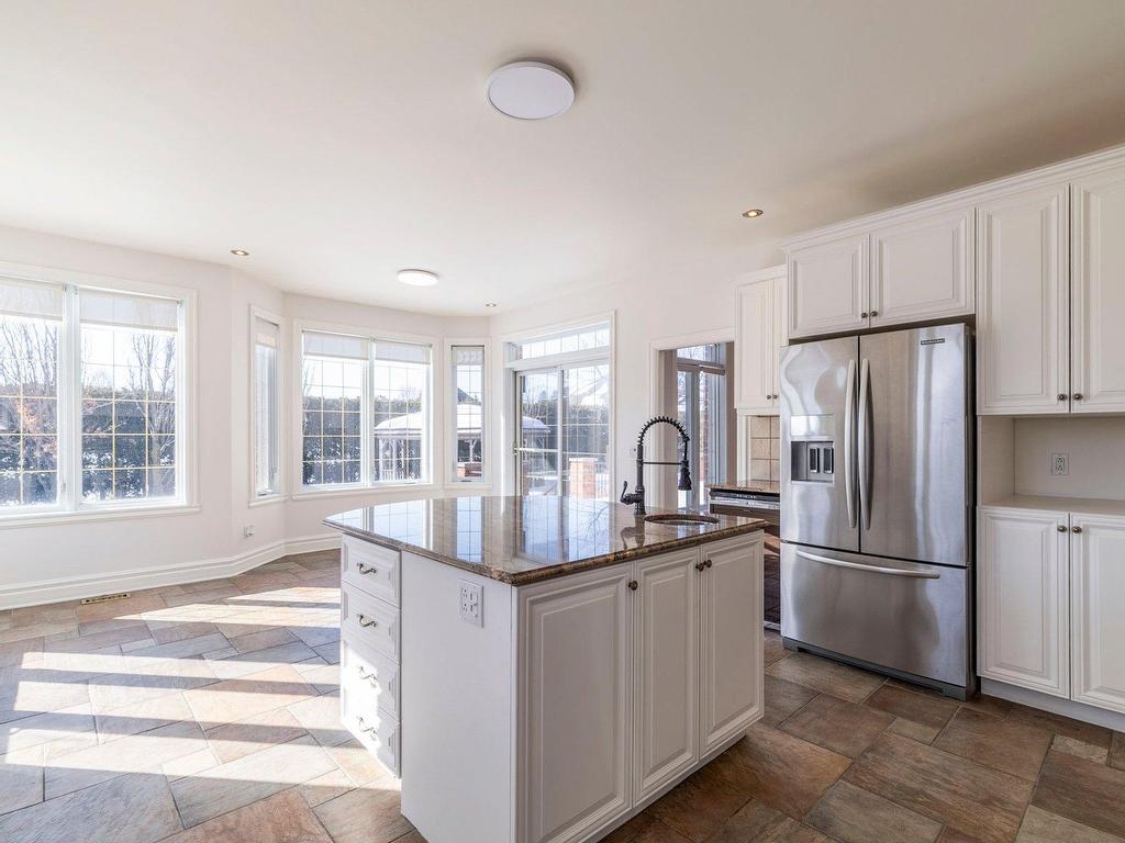 









3695


Rue de Loreto

,
Brossard,




QC
J4Y3G6

