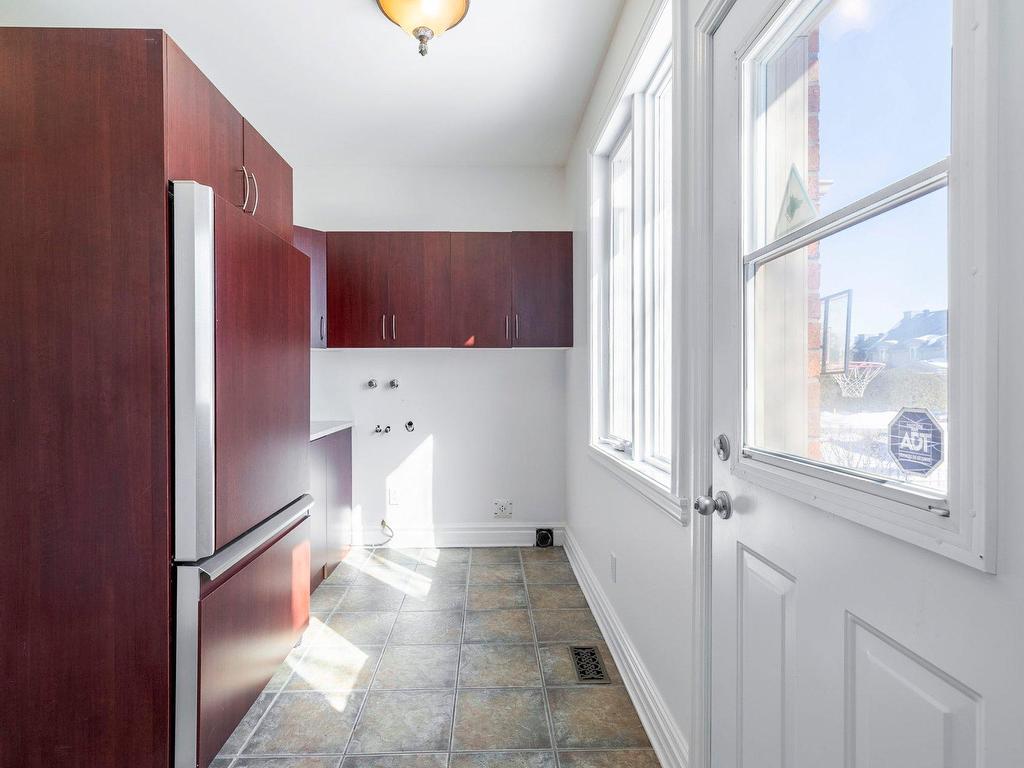 









3695


Rue de Loreto

,
Brossard,




QC
J4Y3G6

