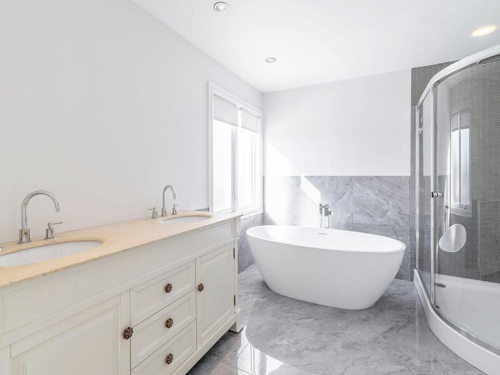 









3695


Rue de Loreto

,
Brossard,




QC
J4Y3G6

