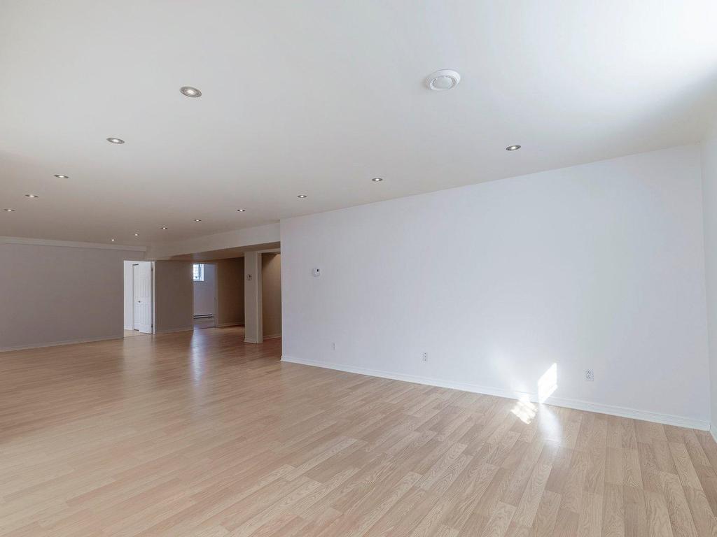 









3695


Rue de Loreto

,
Brossard,




QC
J4Y3G6

