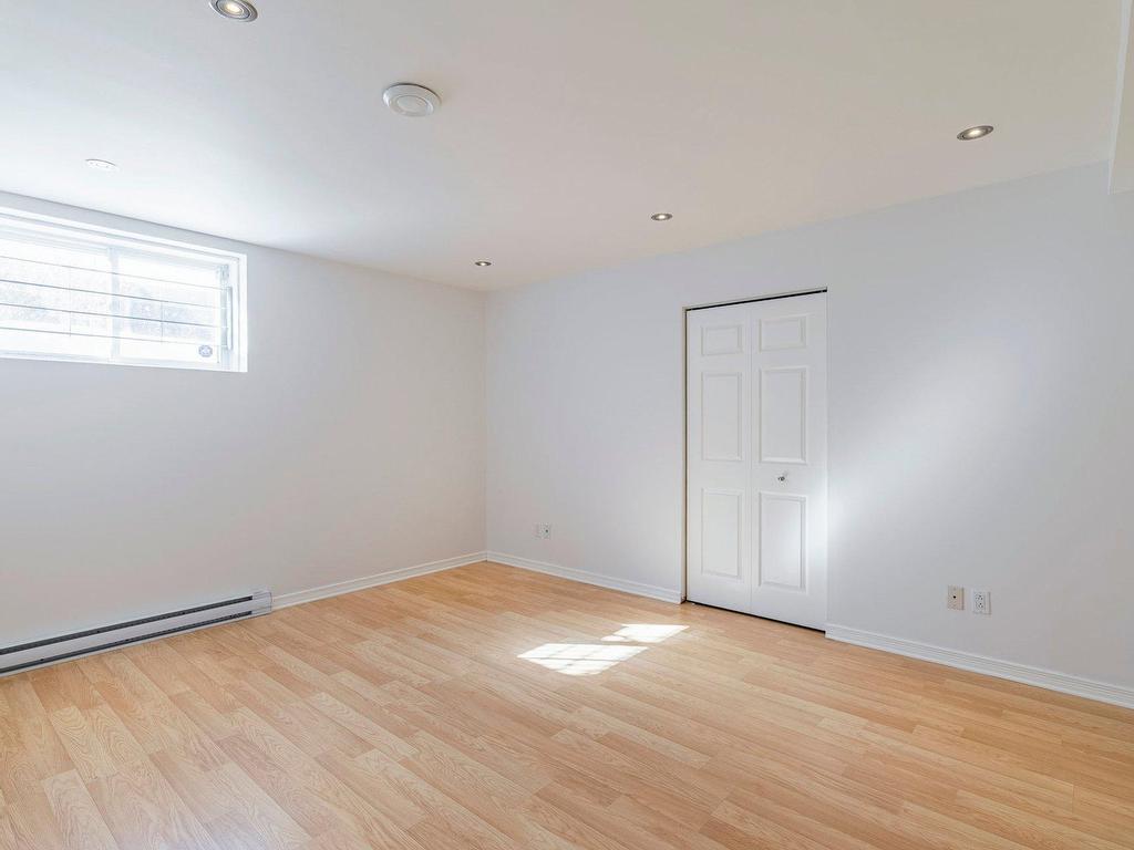 









3695


Rue de Loreto

,
Brossard,




QC
J4Y3G6

