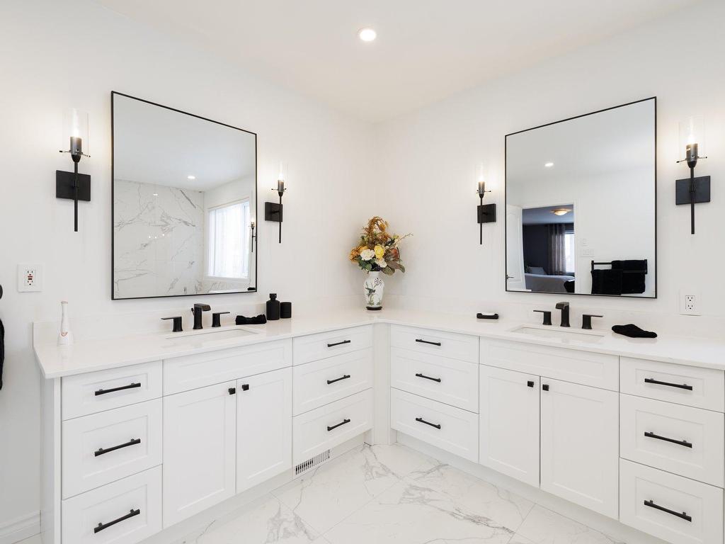 









182


Rue Houde

,
Kirkland,




QC
H9J4B1

