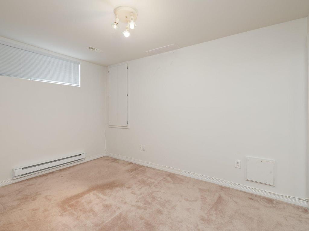 









182


Rue Houde

,
Kirkland,




QC
H9J4B1

