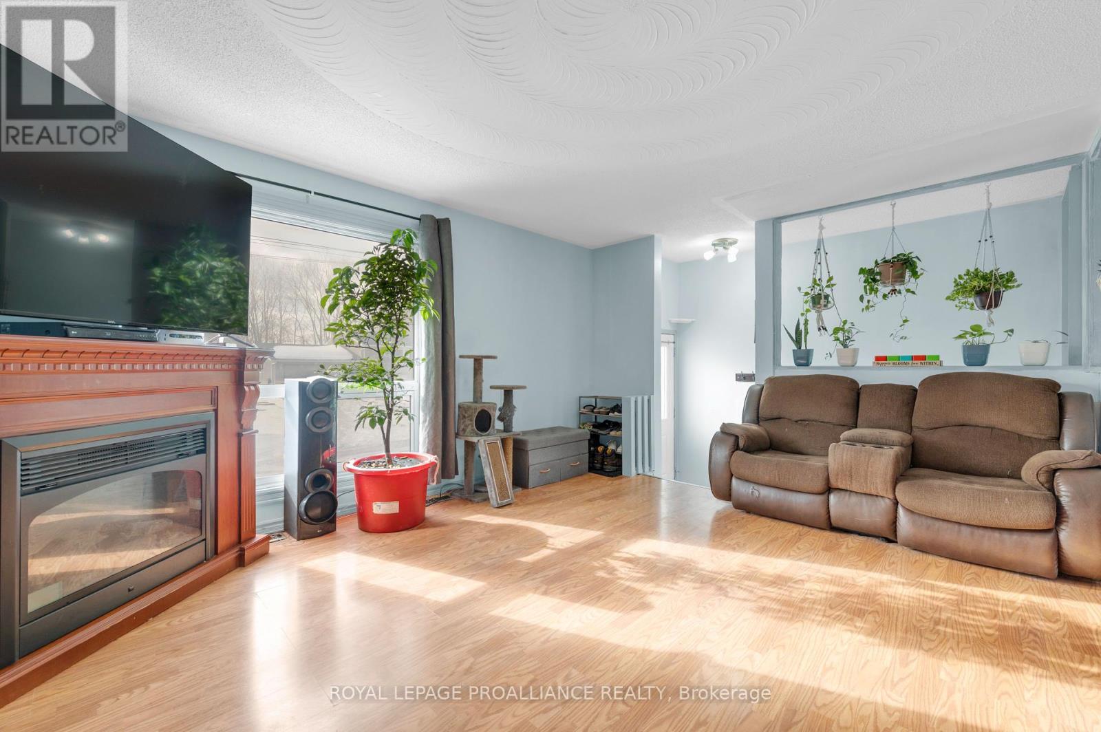 












27 THURLOW QUEEN STREET

,
Belleville (Thurlow Ward),




Ontario
K0K2V0

