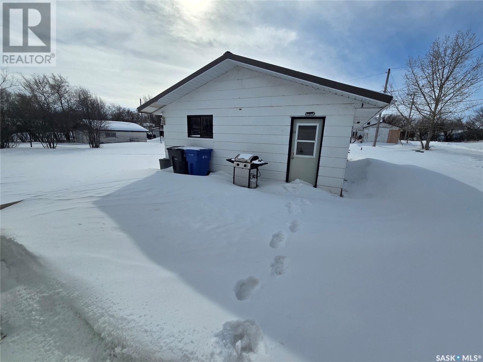 












33 4th AVENUE E

,
Central Butte,




Saskatchewan
S0H0A1


