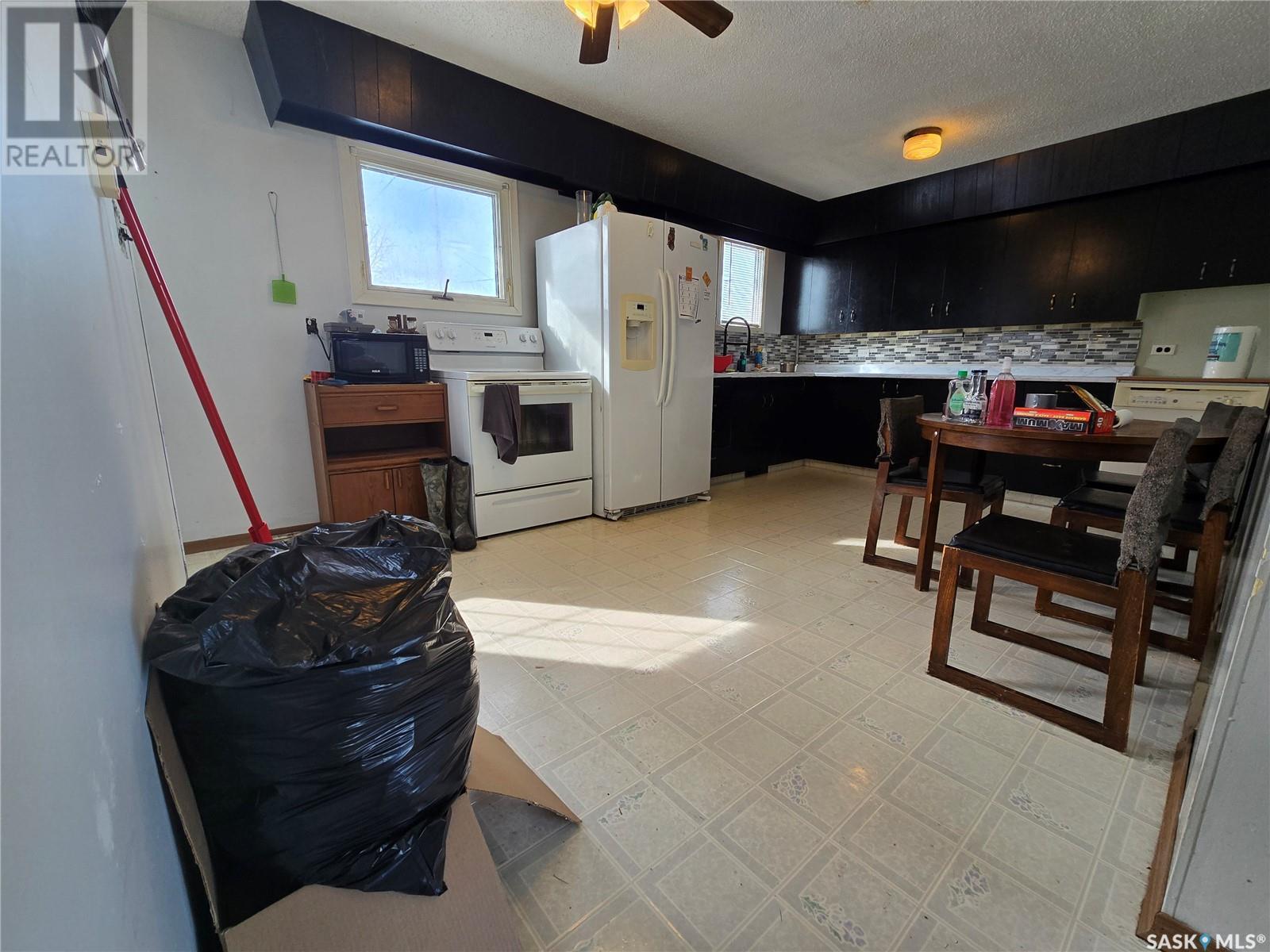 












33 4th AVENUE E

,
Central Butte,




Saskatchewan
S0H0A1

