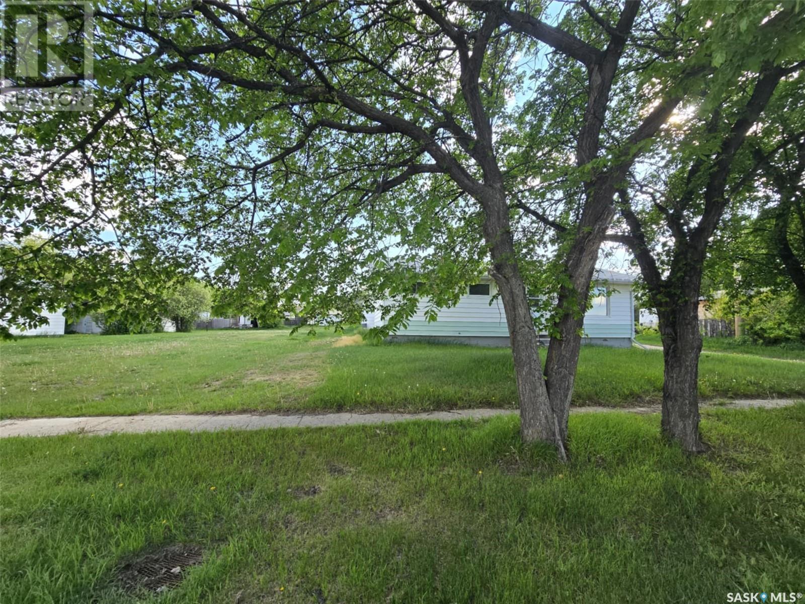 












33 4th AVENUE E

,
Central Butte,




Saskatchewan
S0H0A1

