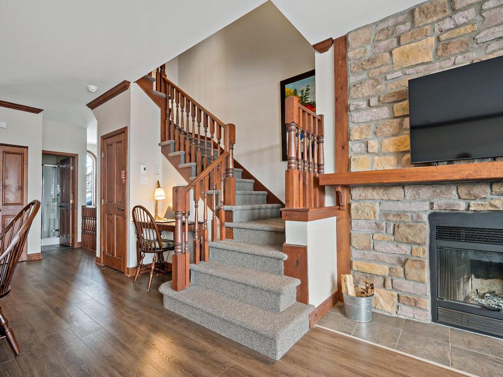 









305


Rue du Mont-Plaisant

, 5,
Mont-Tremblant,




QC
J8E1L2


