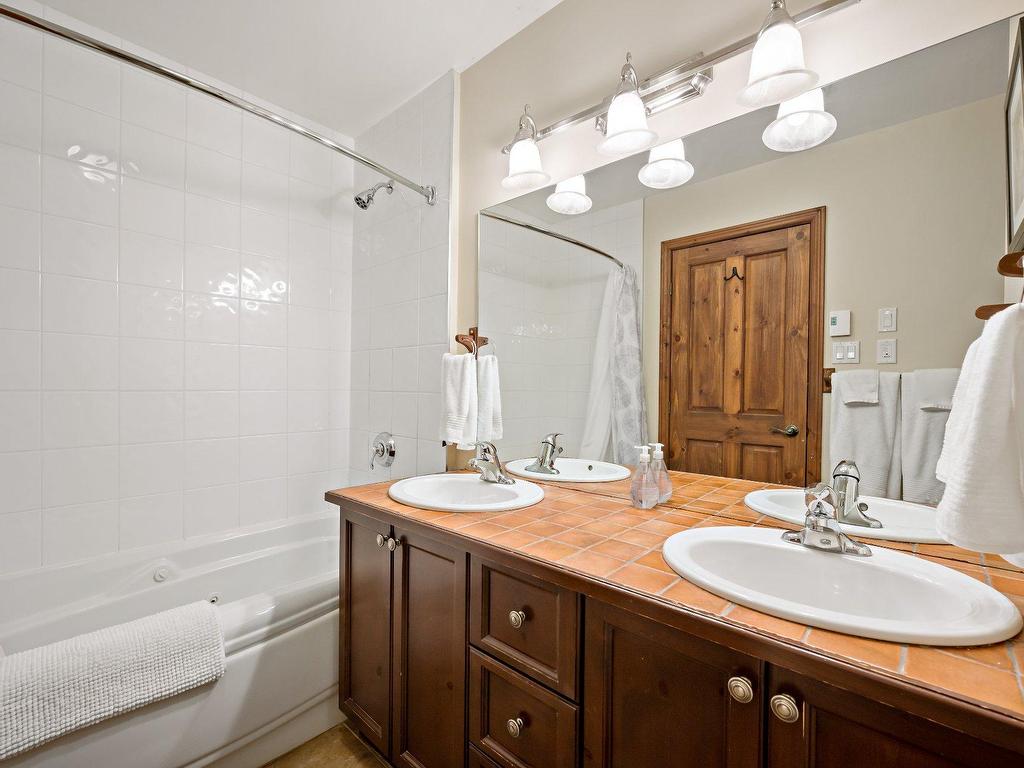 









305


Rue du Mont-Plaisant

, 5,
Mont-Tremblant,




QC
J8E1L2

