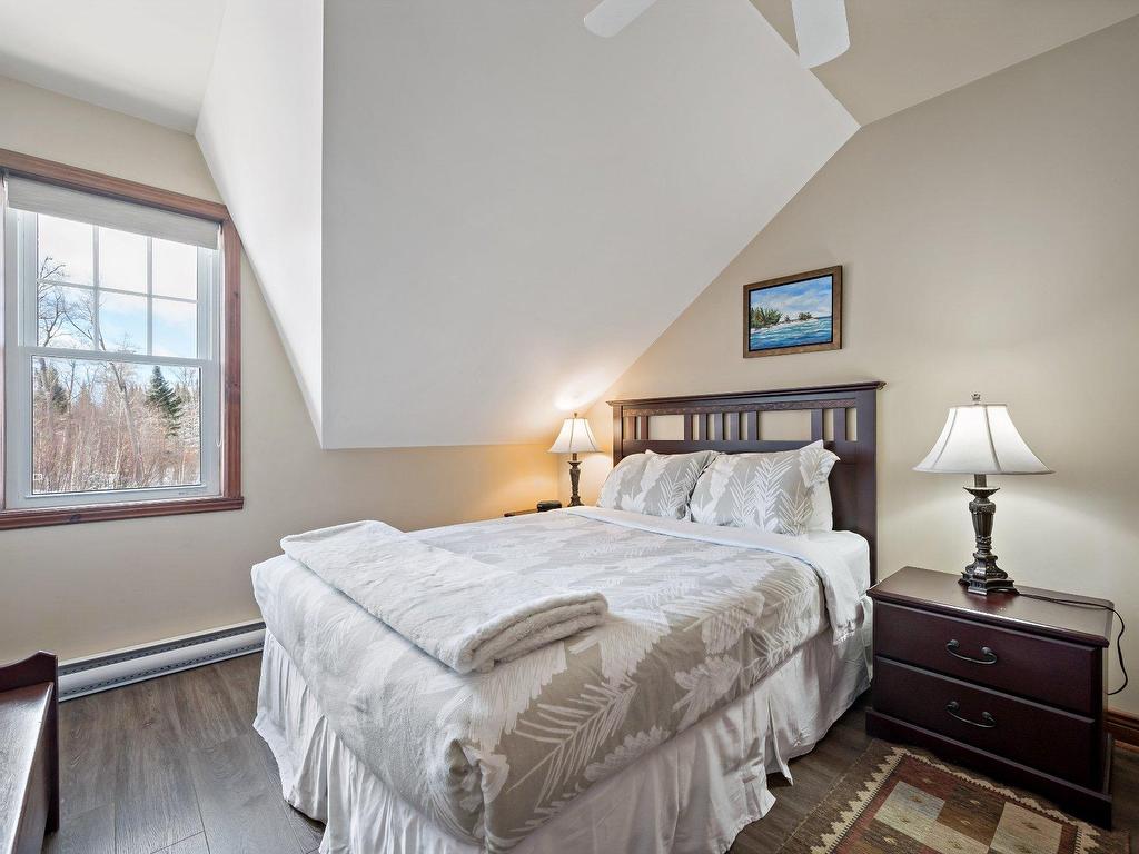 









305


Rue du Mont-Plaisant

, 5,
Mont-Tremblant,




QC
J8E1L2

