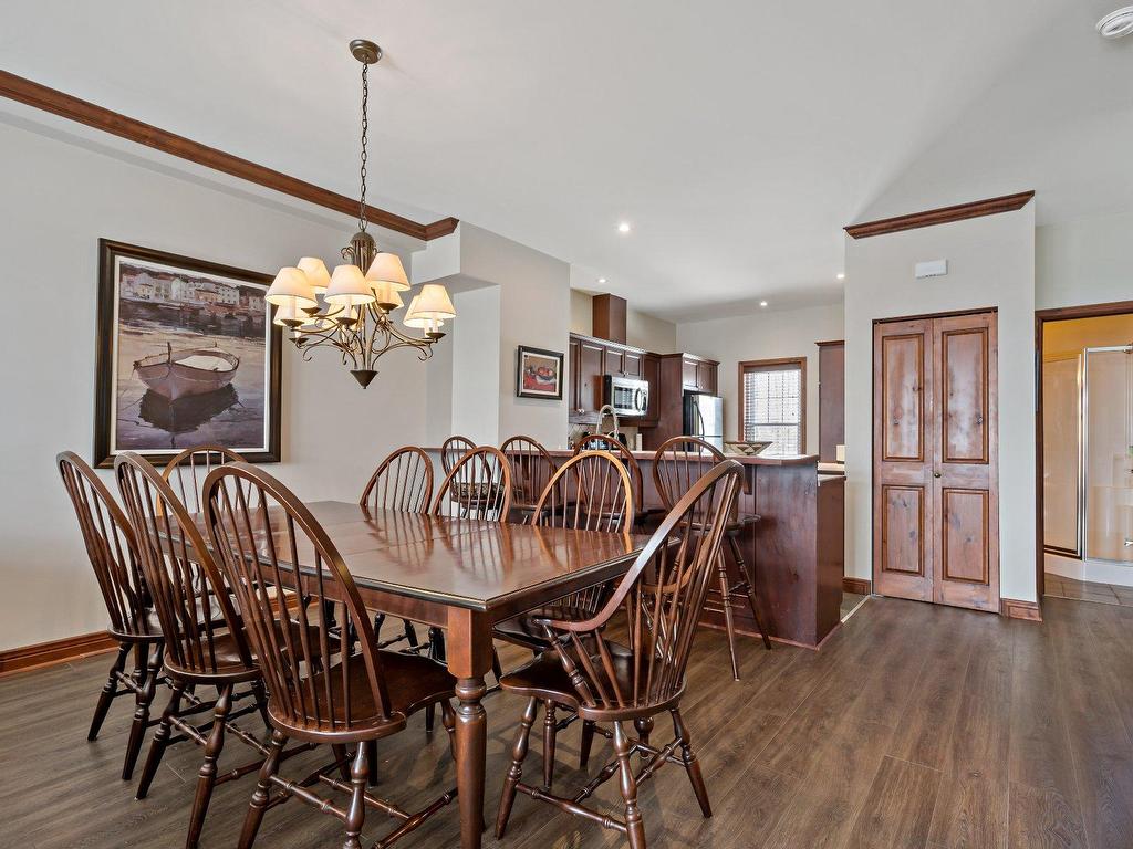 









305


Rue du Mont-Plaisant

, 5,
Mont-Tremblant,




QC
J8E1L2

