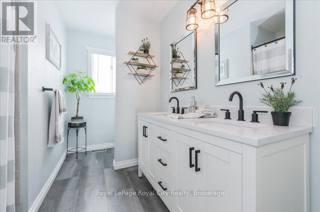 












15 WELLINGTON DRIVE

,
Centre Wellington (Elora/Salem),




Ontario
N0B1S0

