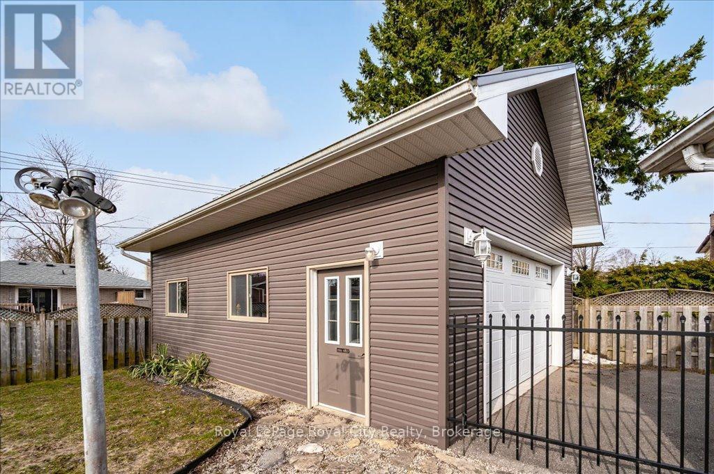 












15 WELLINGTON DRIVE

,
Centre Wellington (Elora/Salem),




Ontario
N0B1S0

