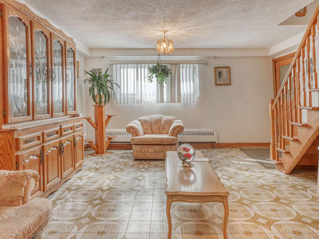 









7375

 - 7377


Rue Follereau

,
Montréal (Saint-Léonard),




QC
H1S2L3

