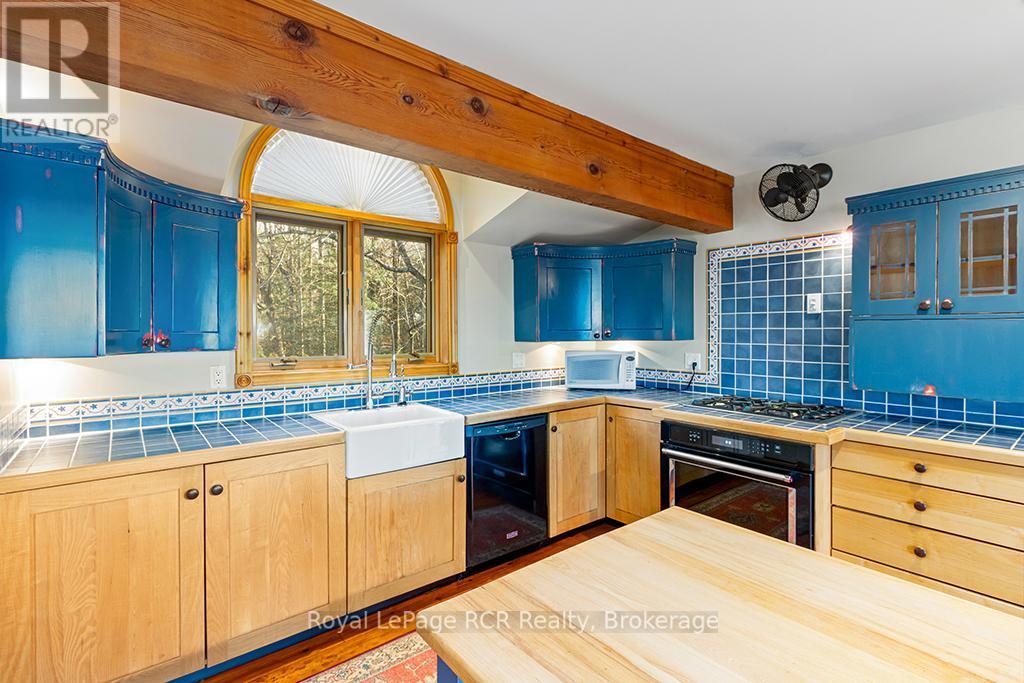 












92 MOORE STREET

,
Northern Bruce Peninsula,




Ontario
N0H1W0

