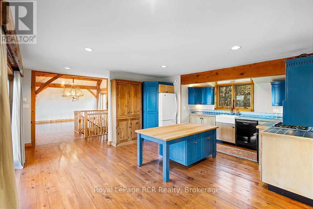 












92 MOORE STREET

,
Northern Bruce Peninsula,




Ontario
N0H1W0

