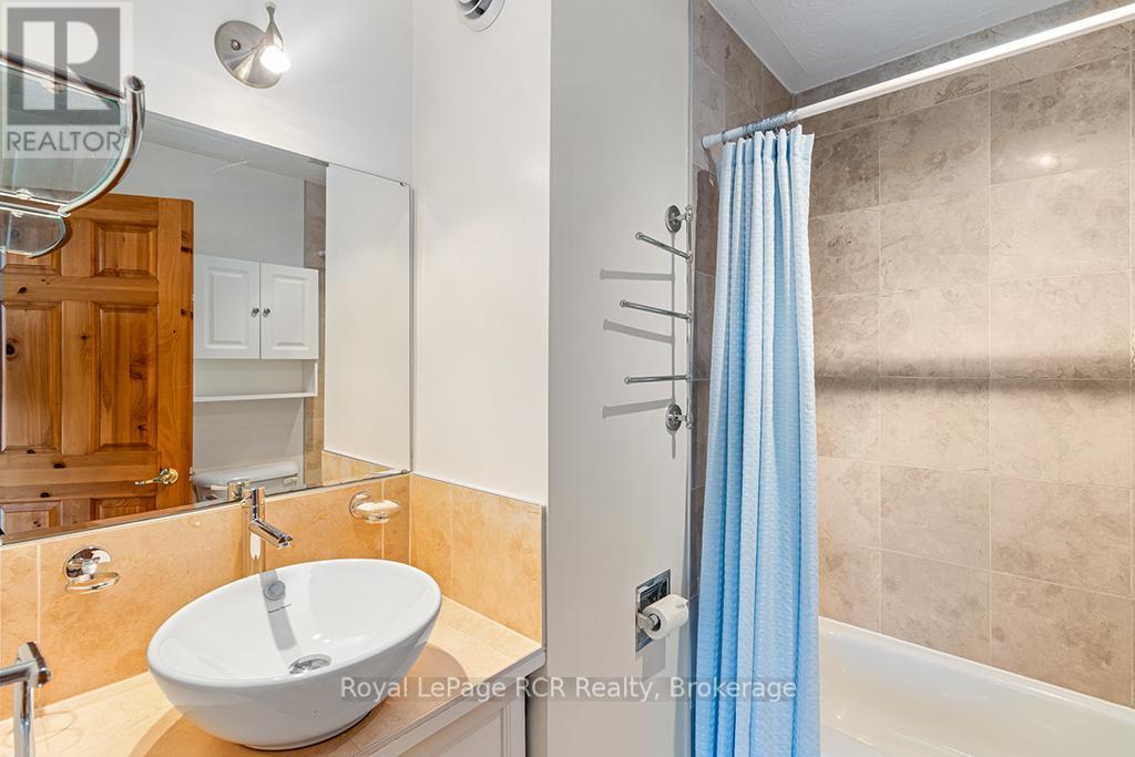 












92 MOORE STREET

,
Northern Bruce Peninsula,




Ontario
N0H1W0

