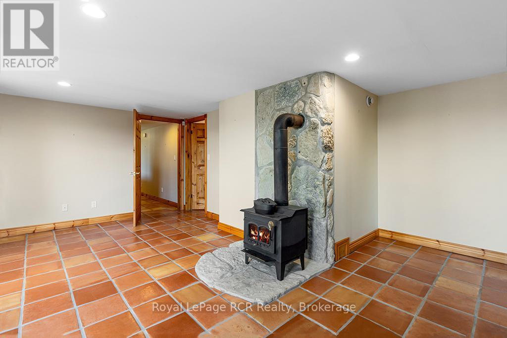 












92 MOORE STREET

,
Northern Bruce Peninsula,




Ontario
N0H1W0

