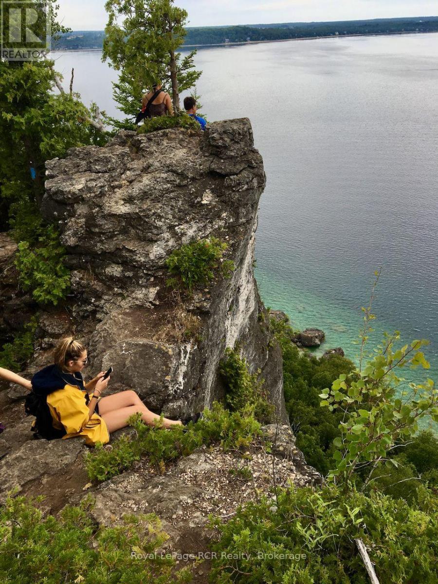 












92 MOORE STREET

,
Northern Bruce Peninsula,




Ontario
N0H1W0

