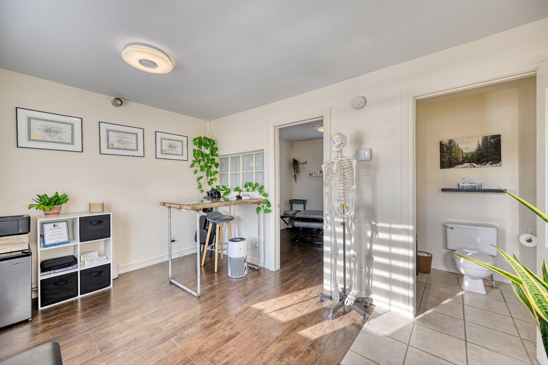 









400


Boul. Ste-Anne

,
Sainte-Anne-des-Plaines,




QC
J5N3P5

