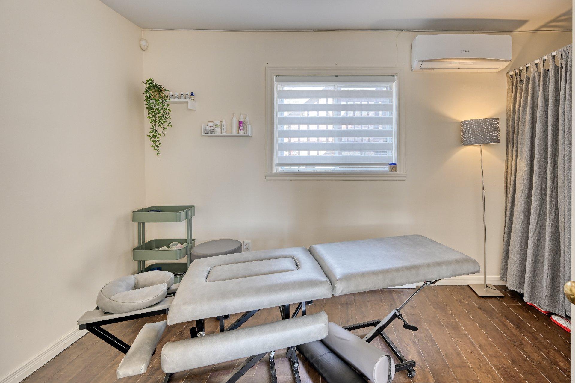 









400


Boul. Ste-Anne

,
Sainte-Anne-des-Plaines,




QC
J5N3P5

